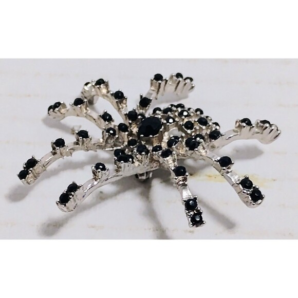 VINTAGE BLACK ONYX RHINESTONE COSTUME JEWELRY GOTHIC JUMPING SPIDER BROOCH - Picture 3 of 4